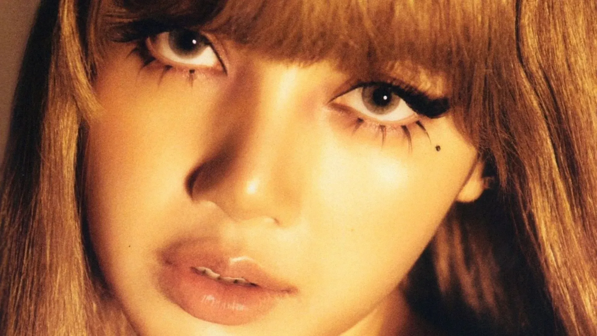 ¡LISA ROMPE YOUTUBE! “SaWaDiKa” llega a 100 MILLONES y se corona como el MV más rápido de 2026